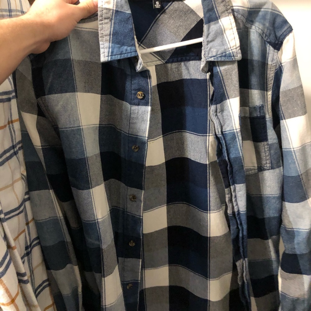 Blue flannel size S, gray and white flannel size M